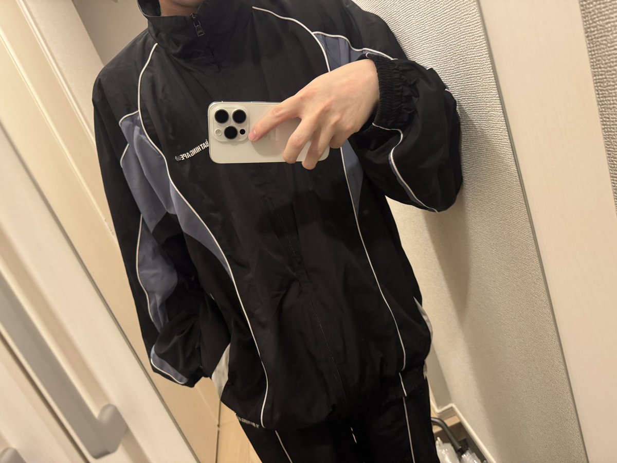 xallukaa's tweet photo. 持ってるapeの服に似てて草 https://t.co/YGIAxgVg6H
