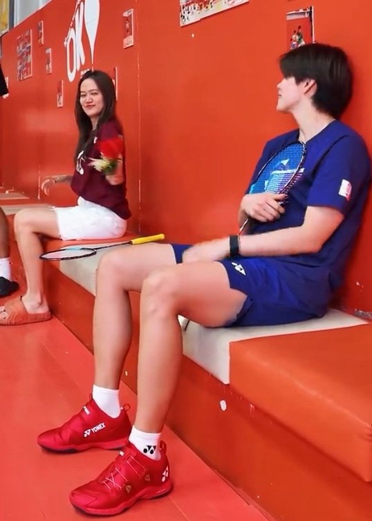 lutang960182047's tweet photo. 情人节，在中国社交媒体上发的，pov：我的爱人是球拍🏸
做出那副表情干嘛，你的Partner兼经纪人把花递给你，收起那副嫉妒的表情吧～ https://t.co/wqmgK4xPLA