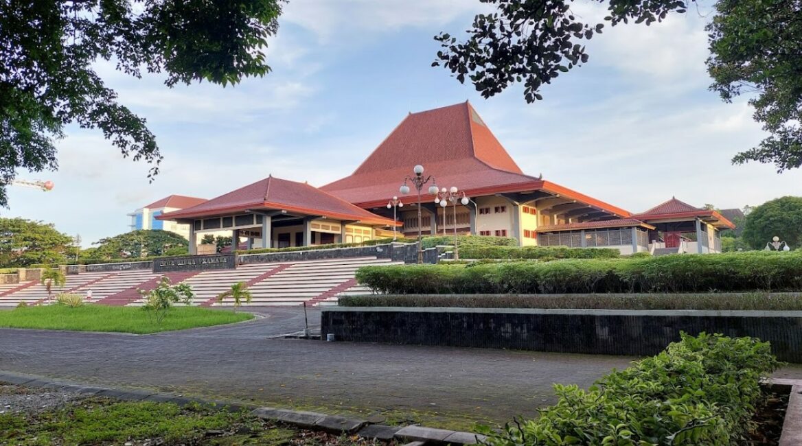 dosenhukumnotes's tweet photo. ada yang baru nih dari Rektor UGM. Sekarang, olahraga di area UGM dilarang, kecuali yang diperkenankan. 😩

hanya boleh di Wisdom Park, yang ngga bisa dipake buat lari.

kemarin soalan gaji THP masih simpang siur. Nah, ini cuma mau sehat, juga dipermasalahkan.

***
sumber: 
Keputusan Rektor Universitas Gadjah Mada Nomor 977/Un1.P5/Kpt/Hukor/2026 tentang Pengawasan dan Penertiban Aktivitas Olahraga di Lingkungan Universitas Gadjah Mada.