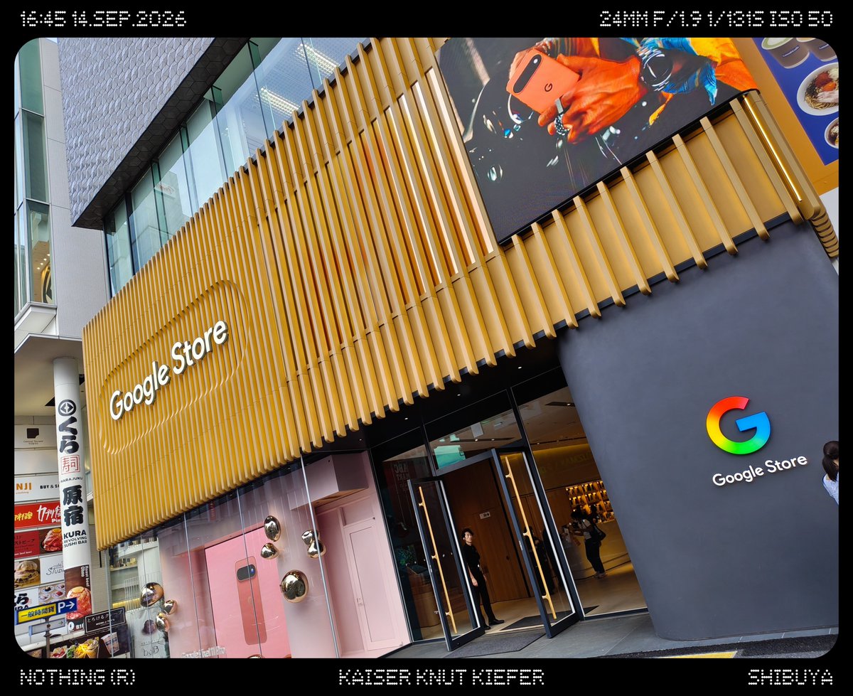 kaisertateii's tweet photo. と、いうわけで、Google Store 表参道に行っておりました。
流石にもう、かなり閑散としてて、客より店員が多かったですね。
1階に出来てたグッズ売り場は消えてて、2階では「表参道限定」の掲示が商品名の横に追加されていました。
#GoogleStore表参道
#GoogleStoreOmotesando https://t.co/4IVQMOeBZY