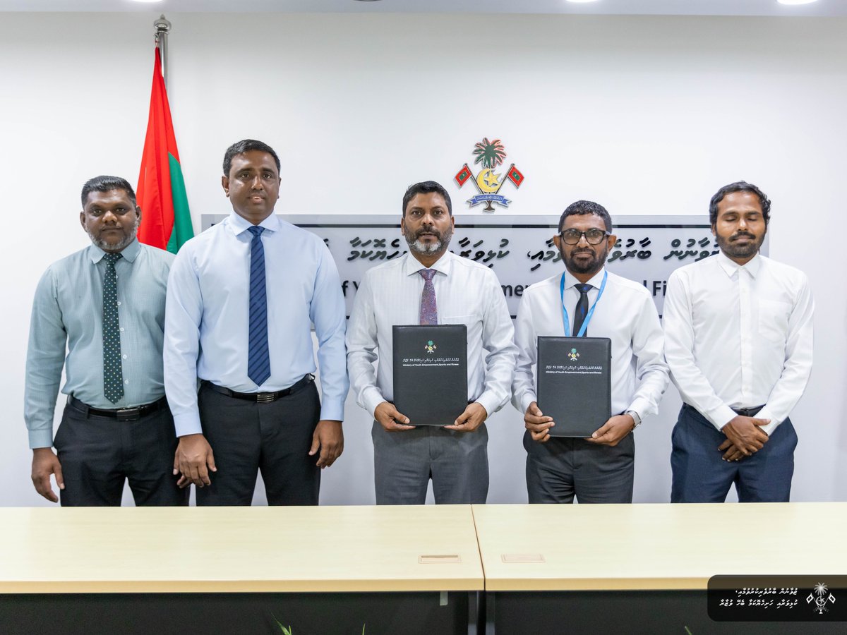 MoYSF_mv's tweet photo. ހއ. ބާރަށު ފުޓުބޯޅަ ދަނޑު ތަރައްޤީކުރުމުގެ މަސައްކަތާއި، ހއ. ތުރާކުނު ފުޓްބޯޅަ ދަނޑުގެ ރޮސްޓްރަމް އަދި ލައިޓިން ސިސްޓަމް ޤާއިމްކުރުމުގެ އެއްބަސްވުމުގައި މޯލްޑިވްސް ޓްރާންސްޕޯޓް އެންޑް ކޮންޓްރެކްޓިންގ ކޮމްޕެނީ (އެމްޓީސީސީ)އާއެކު މިއަދު ވަނީ ސޮއިކުރެވިފައި. 

މި އެއްބަސްވުމުގައި މިނިސްޓްރީގެ ފަރާތުން ސޮއިކުރެއްވީ، ޒުވާނުން ބާރުވެރިކުރުމާއި، ކުޅިވަރާއި ހަށިހެޔޮކަމާ ބެހޭ ވުޒާރާގެ ވަޒީރު ޢަބްދުﷲ ރާފިޢު. އެމްޓީސީސީގެ ފަރާތުން ސޮއިކުރެއްވީ އެ ކުންފުނީގެ ޑެޕިއުޓީ މެނޭޖިންގ ޑިރެކްޓަރ މުހަޙްމަދު ޖަމްޝީދު.