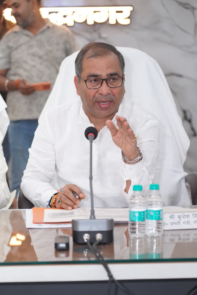 BrijeshSinghBJP's tweet photo. आज प्रभार जनपद गौतमबुद्ध नगर के सूरजपुर स्थित कलेक्ट्रेट सभागार में देश के यशस्वी प्रधानमंत्री माननीय श्री @narendramodi जी के सेवा, संकल्प और सुशासन के 25 गौरवशाली वर्ष पूर्ण होने के उपलक्ष्य में आगामी 17 सितंबर से शुरू होने वाले "सेवा संकल्प अभियान" के निमित्त बैठक किया। बैठक में संबंधित अधिकारियों को आपसी समन्वय के साथ कार्यक्रमों का सुव्यवस्थित एवं सफल आयोजन सुनिश्चित करने के निर्देश दिए।

उक्त बैठक में माननीय सांसद श्री @dr_maheshsharma जी, माननीय विधायक श्री @tejpalnagarMLA जी, माननीय विधायक श्री @DhirendraGBN जी, माननीय विधान परिषद सदस्य श्री @bhati_narendra1 , जिला पंचायत अध्यक्ष श्री @AmitChaudhryGBN जी, जिला अध्यक्ष श्री @iabhishek4bjp जी, नोएडा महानगर अध्यक्ष श्री @maheshbjpup  जी एवं जिले के वरिष्ठ नेतागण उपस्थित रहे।
