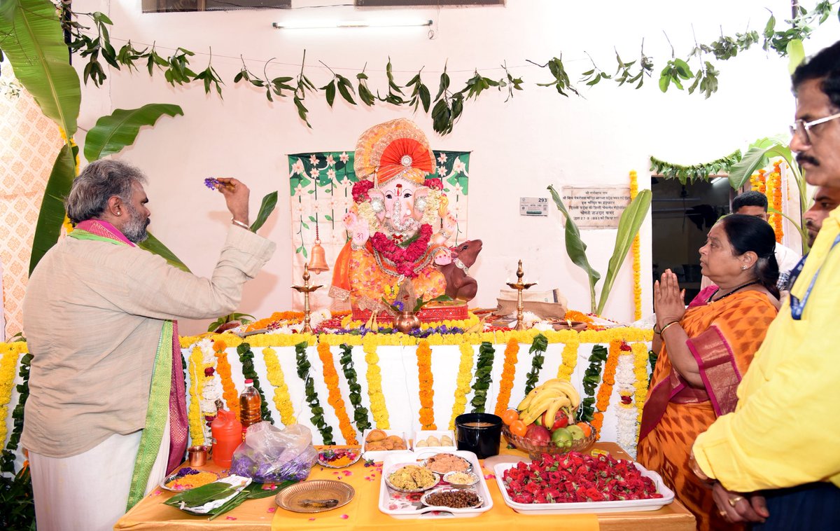 AP_Bhavan's tweet photo. 🙏 Ganpati Bappa Morya! ✨

May Lord Ganesha bless everyone with wisdom, happiness, prosperity and the strength to overcome every obstacle.

Wishing everyone a blessed and joyous Ganesh Chaturthi! 🪷

#GaneshChaturthi #GanpatiBappaMorya #APBhavan https://t.co/hfsBkQThUz