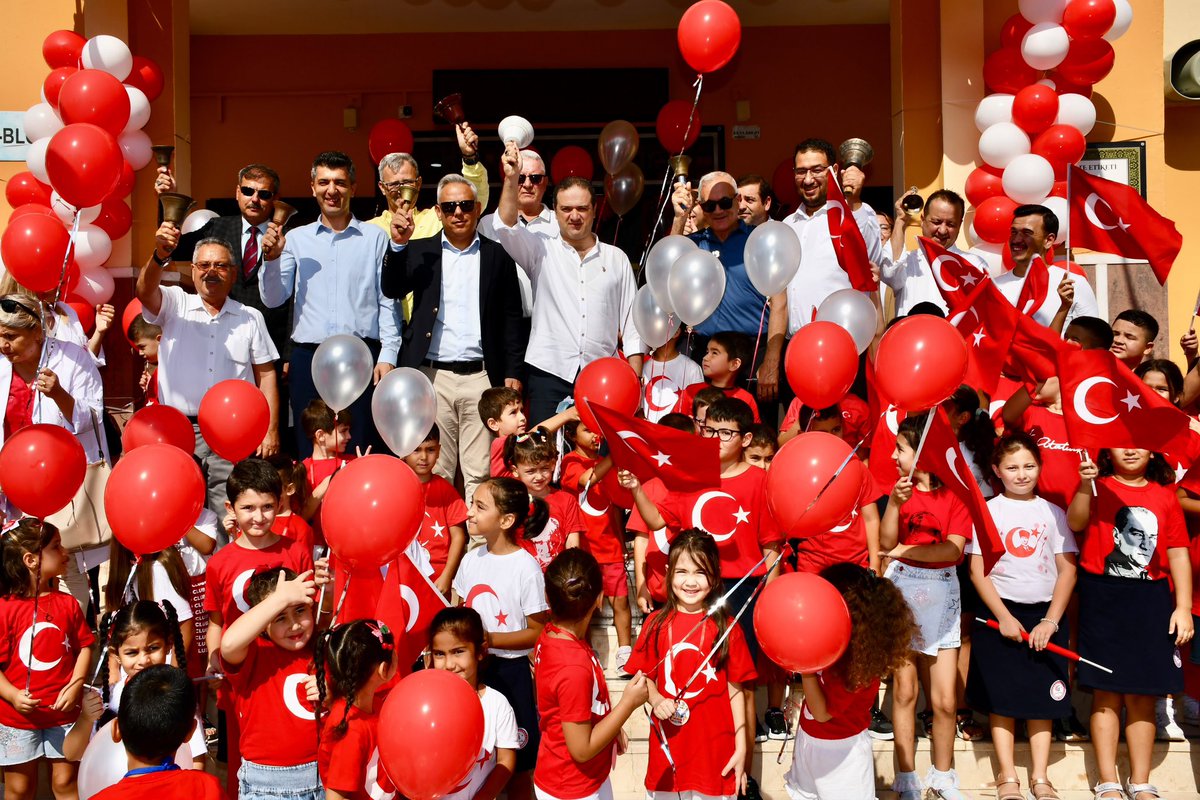 SilifkeArGe's tweet photo. İLK DERS ZİLİ GAZİPAŞA İLKOKULUNDA ÇALDI

2026-2027 eğitim öğretim yılının başlaması dolayısıyla İlk Ders Zili Töreni, Gazipaşa İlkokulunda gerçekleştirildi.

Törene; Silifke Kaymakamı Sayın Eyüp FIRAT, İlçe Millî Eğitim Müdürü Sayın Fevzi Kültiğin EROĞLU, protokol üyeleri, öğretmenler, veliler ve öğrenciler katıldı.

Yeni eğitim öğretim yılının ilk gününde öğrencilerin heyecanına ortak olan protokol üyeleri, öğrencilerle bir araya gelerek yeni dönemin ilk ders zilini birlikte çaldı.

2026-2027 eğitim öğretim yılının ilk dersinde, “Mayamız Birlik, İlk Dersimiz Kardeşlik” anlayışıyla öğrencilerimize paylaşmanın, dayanışmanın ve birlikte öğrenmenin önemini hatırlatan anlamlı bir başlangıç yapıldı. Yeni dönemin; bilgi ve becerilerin yanı sıra birlik, beraberlik ve kardeşlik duygularının da güçlendiği bir eğitim yolculuğu olması temenni edildi.

Törenin ardından Kaymakam Sayın Eyüp FIRAT, İlçe Millî Eğitim Müdürü Sayın Fevzi Kültiğin EROĞLU, protokol üyeleri ve öğrenciler günün anısına hatıra fotoğrafı çektirdi.

Yeni eğitim öğretim yılının ilçemizdeki tüm öğrencilerimize, öğretmenlerimize ve eğitim camiamıza başarı, sağlık, mutluluk ve kardeşlik duygusunun güçlendiği güzel bir yıl getirmesini diliyoruz.

#ilkdersimizkardeşlik

@tcmeb 
@Yusuf__Tekin 
@MersinValiligi 
@valiatillatoros 
@Muhammed0744
@kltiinerolu