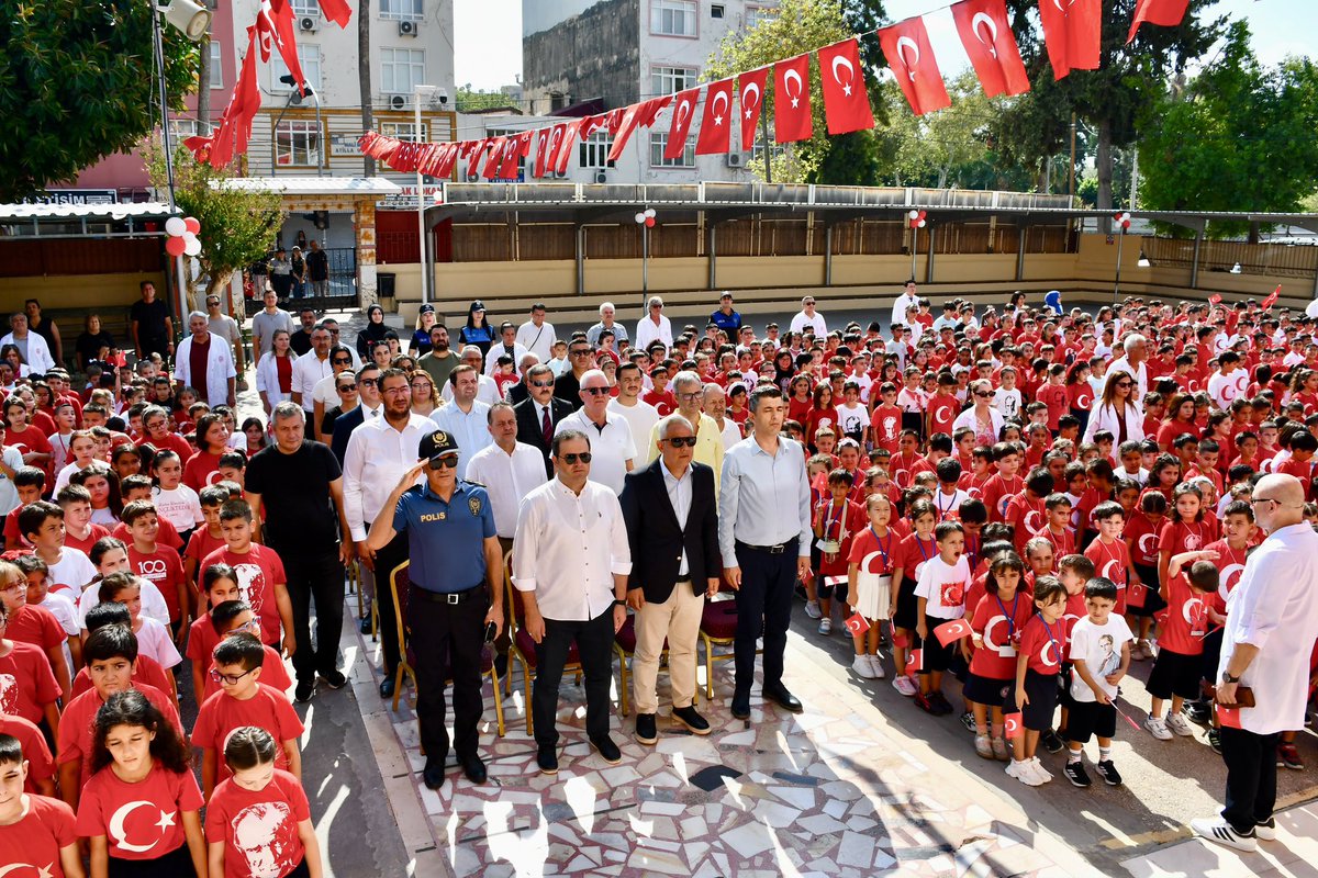 SilifkeArGe's tweet photo. İLK DERS ZİLİ GAZİPAŞA İLKOKULUNDA ÇALDI

2026-2027 eğitim öğretim yılının başlaması dolayısıyla İlk Ders Zili Töreni, Gazipaşa İlkokulunda gerçekleştirildi.

Törene; Silifke Kaymakamı Sayın Eyüp FIRAT, İlçe Millî Eğitim Müdürü Sayın Fevzi Kültiğin EROĞLU, protokol üyeleri, öğretmenler, veliler ve öğrenciler katıldı.

Yeni eğitim öğretim yılının ilk gününde öğrencilerin heyecanına ortak olan protokol üyeleri, öğrencilerle bir araya gelerek yeni dönemin ilk ders zilini birlikte çaldı.

2026-2027 eğitim öğretim yılının ilk dersinde, “Mayamız Birlik, İlk Dersimiz Kardeşlik” anlayışıyla öğrencilerimize paylaşmanın, dayanışmanın ve birlikte öğrenmenin önemini hatırlatan anlamlı bir başlangıç yapıldı. Yeni dönemin; bilgi ve becerilerin yanı sıra birlik, beraberlik ve kardeşlik duygularının da güçlendiği bir eğitim yolculuğu olması temenni edildi.

Törenin ardından Kaymakam Sayın Eyüp FIRAT, İlçe Millî Eğitim Müdürü Sayın Fevzi Kültiğin EROĞLU, protokol üyeleri ve öğrenciler günün anısına hatıra fotoğrafı çektirdi.

Yeni eğitim öğretim yılının ilçemizdeki tüm öğrencilerimize, öğretmenlerimize ve eğitim camiamıza başarı, sağlık, mutluluk ve kardeşlik duygusunun güçlendiği güzel bir yıl getirmesini diliyoruz.

#ilkdersimizkardeşlik

@tcmeb 
@Yusuf__Tekin 
@MersinValiligi 
@valiatillatoros 
@Muhammed0744
@kltiinerolu