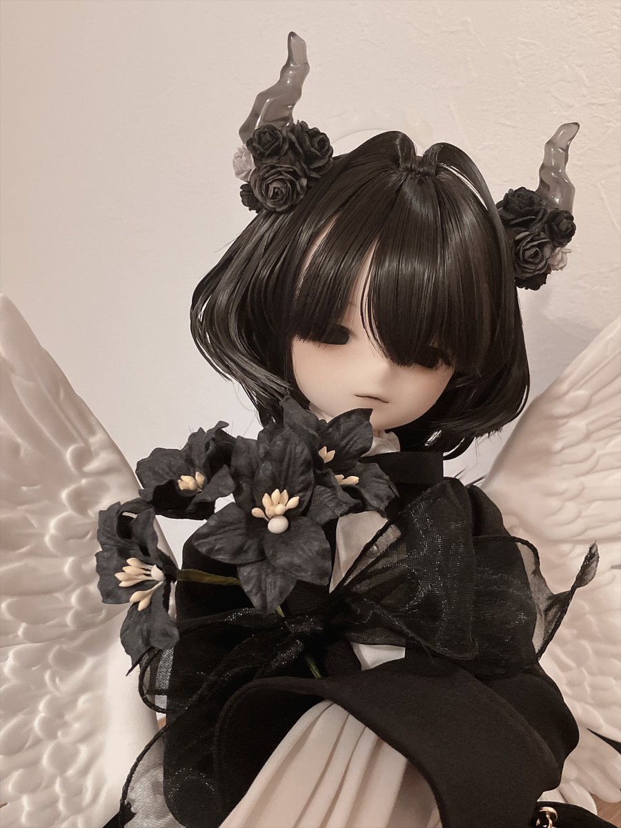retmisosuika's tweet photo. ハナタバとアイ。(@HanatabaAi ）さんと、作品交換にて素敵なものをたくさんいただきました！！
さっそく、333さんに黒百合のブーケと悪魔の花角を献上…………🖤 ̖́-
その他も様々な作品を作っていただけたので、後ほどゆっくり撮ってお出しします〜〜〜📸📸📸
#ハナアイ
#きのねっ子 https://t.co/rsOtDTWK9J