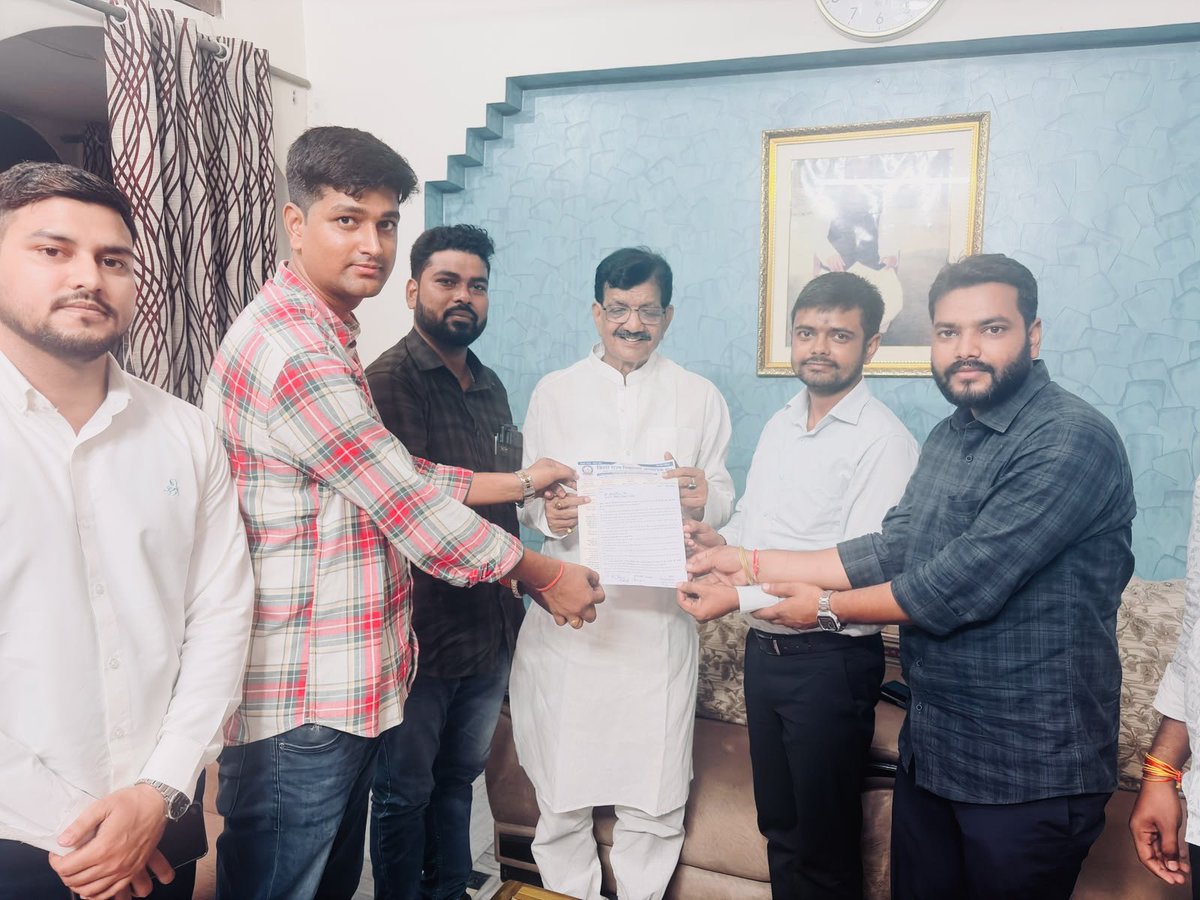 DrMadanMohanJha's tweet photo. शिक्षकों के अधिकार की लड़ाई में हम उनके साथ हैं।

आज बिहार राज्य विद्यालय अध्यापक संघ (BRVAS) के प्रतिनिधियों से मुलाकात हुई। इस दौरान बिहार के शिक्षकों के 7वें वेतनमान की मांग पर विस्तार से चर्चा हुई।

7वां वेतनमान कोई उपकार नहीं—शिक्षकों का अधिकार है। https://t.co/0NdibgSQa7