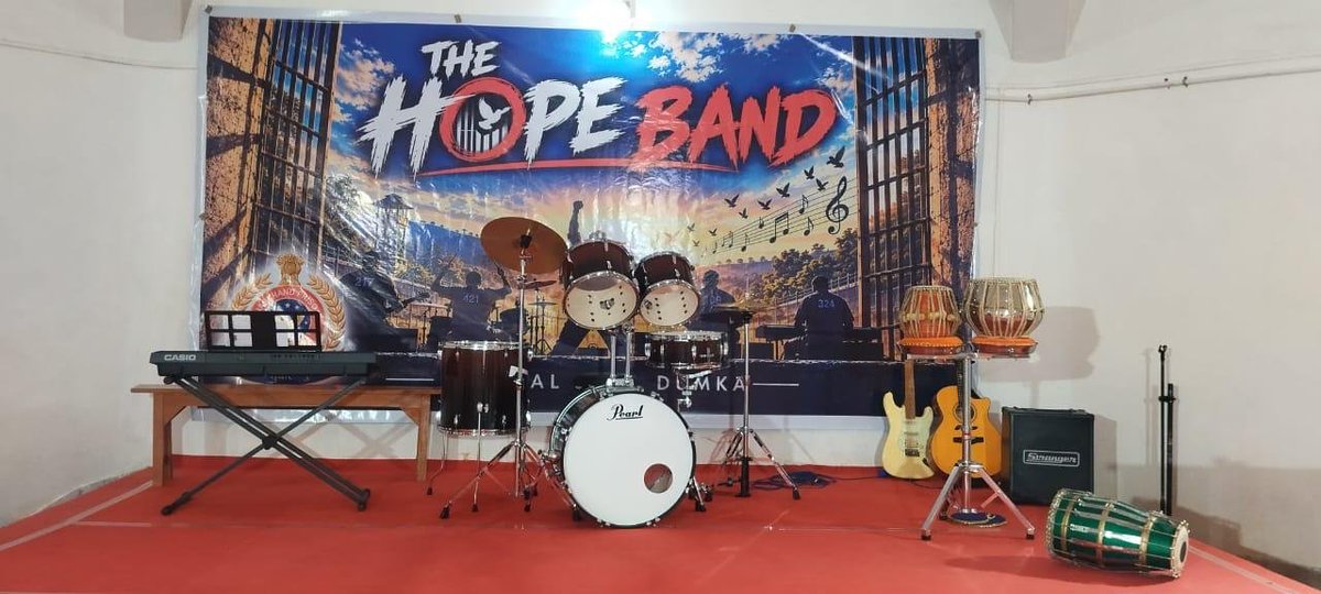 DumkaDc's tweet photo. केंद्रीय कारा, दुमका में संसीमित बंदियों द्वारा संचालित संगीत समूह “The Hope Band” का माननीय झारखण्ड उच्च न्यायालय के न्यायमूर्ति श्री संजय प्रसाद के कर-कमलों द्वारा विधिवत उद्घाटन किया गया। 

माननीय न्यायमूर्ति महोदय ने बंदियों की रचनात्मक एवं सकारात्मक गतिविधियों की सराहना करते हुए ऐसे प्रयासों को प्रोत्साहित करने की बात कही।
@HemantSorenJMM
@prdjharkhand
#Dumka #TheHopeBand #CentralJailDumka #Jharkhand
