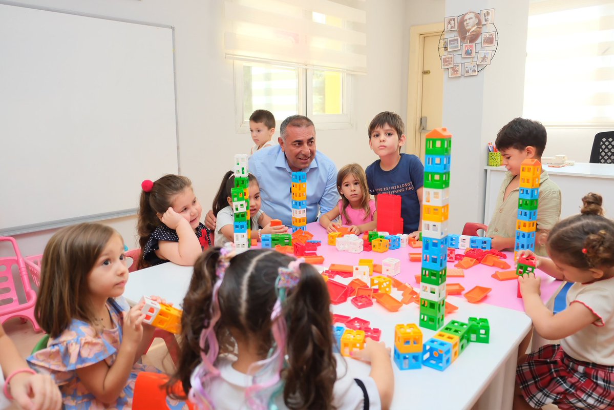 GungorGecer's tweet photo. Gündüz Bakımevlerimizde eğitim görecek çocuklarımızın ilk günlerindeki heyecanlarına ve mutluluklarına ortak olduk.

Mehmet Şeker, Türkan Saylan ve Ali Akbulut Gündüz Bakımevlerimizi ziyaret ederek minik öğrencilerimiz ve öğretmenlerimizle bir araya geldik. Yeni eğitim döneminin tüm öğrencilerimize ve öğretmenlerimize başarı, sağlık ve mutluluk getirmesini diliyorum.