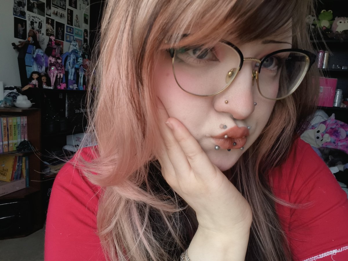 eoabogu's tweet photo. i know i'm going to put my hair up soon but at least it looks nice for few seconds https://t.co/JRl3OsP85T