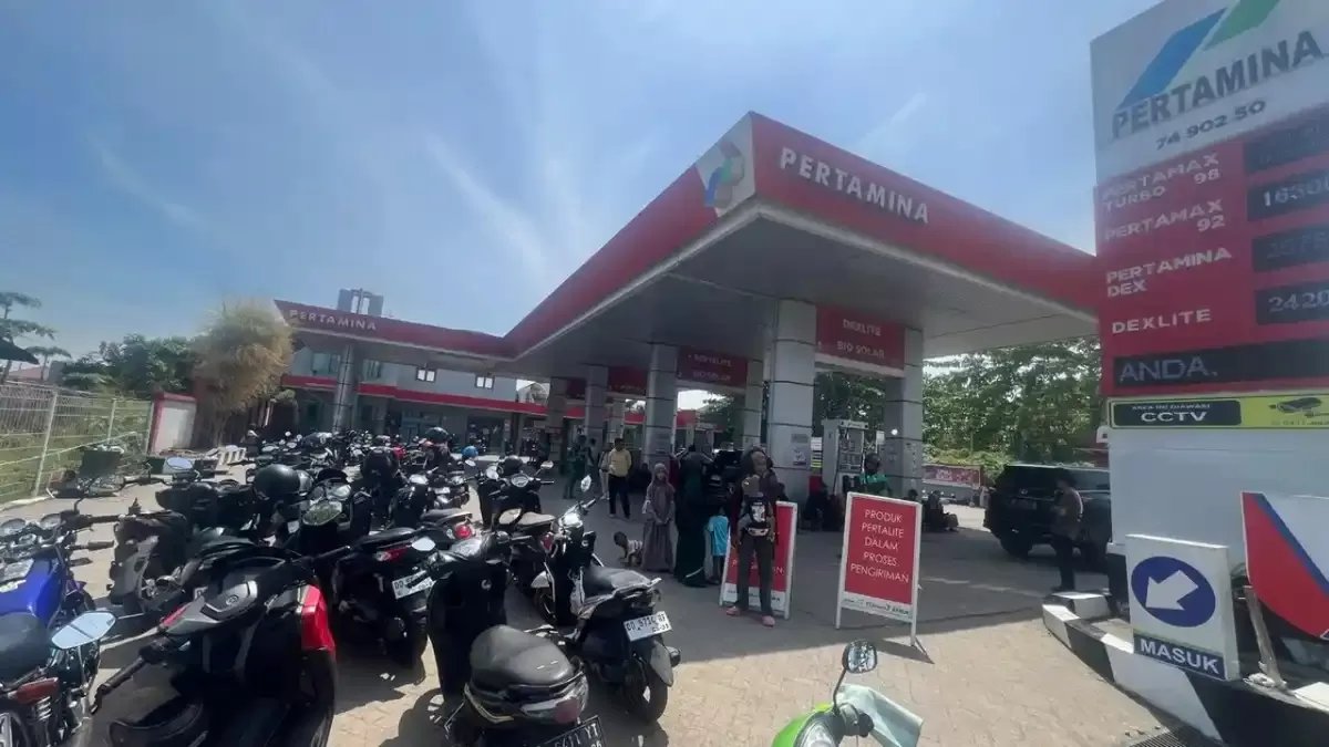 LambeSahamjja's tweet photo. mendagri tito minta pemkot makassar selesaikan dulu masalah kelangkaan bbm nya:
- jangan malah sekolahnya yang dijadiin pjj
- katanya pjj itu cuma buat keadaan darurat
- soalnya belajar tatap muka lebih efektif karena bisa ketemu langsung
- contoh darurat yang dia maksud
- erupsi anak krakatau yang abunya bikin ispa dan ganggu mata, atau karhutla yang bikin jarak pandang susah
- parameternya menurut dia kesehatan dan keamanan, kalau aman ya tatap muka,
- kalau gak aman baru boleh online
- tapi kalau masalahnya cuma bbm, ya bbm nya yang harus dibenerin dulu