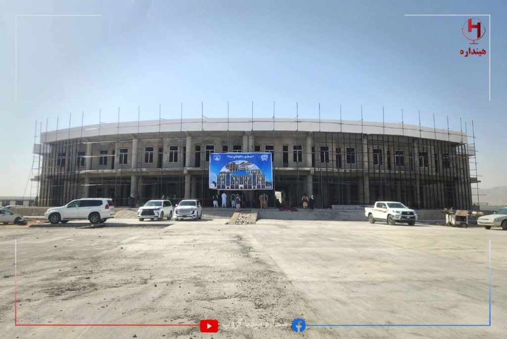 TabasumRadio's tweet photo. د کندهار په دامان ولسوالۍ کي د مسافر وړونکي ترمینل نوي تاسیسات پرانیستل سول.
په دې تاسیساتو کي ۲۵۰ دوکانونه، د تېلو دوه پمپونه، دوه رستورانتونه، د موټر وینځلو ځای او له ۵۹ څخه زیات سوداګریز دفترونه شامل دي.
دغه پروژه د ۲۶۰ میلیونه افغانیو په لګښت جوړه سوې ده. https://t.co/HOb5khdt3Z