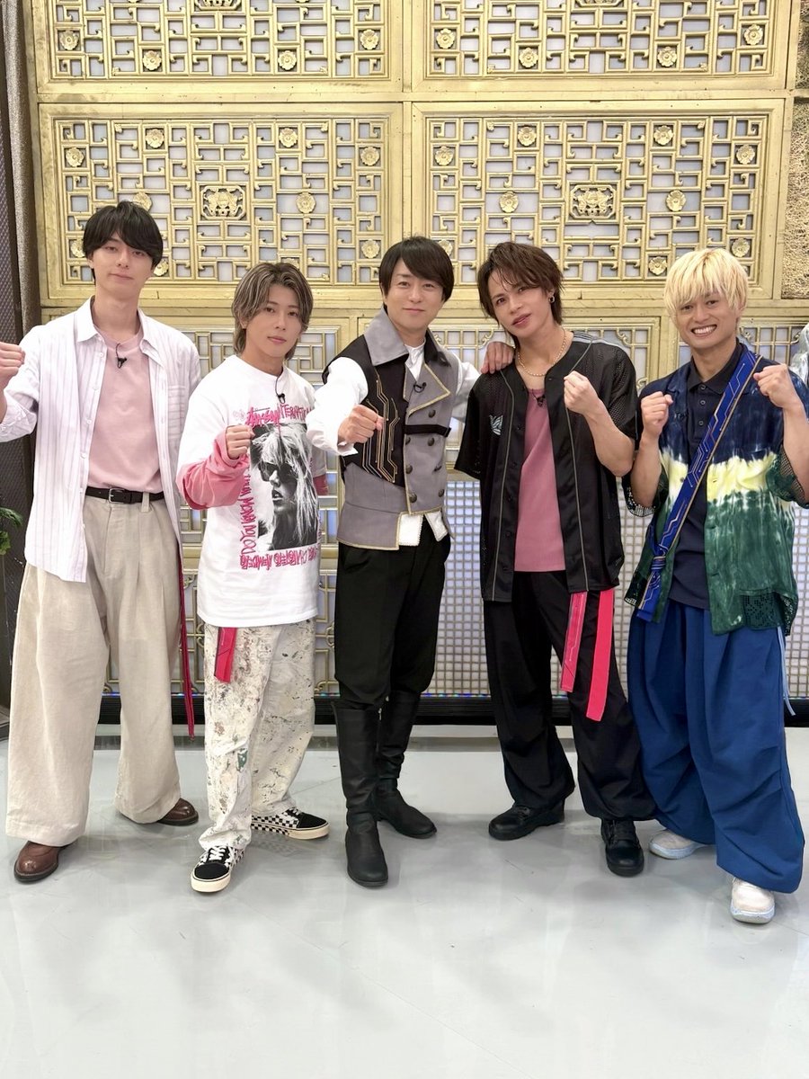 jr_official_X's tweet photo. 今日19:00から放送の
『 真剣遊戯！#THEバトルSHOW 2時間SP 』に
#ACEes より #作間龍斗 が出演します⚔️💜

📸 #櫻井翔 さん #上田竜也 さん #塚田僚一 さん #末澤誠也 さんとのオフショットをお届け✨

ぜひご覧ください‼︎

#ABCZ #Aぇǃgroup https://t.co/YelVinVzMC