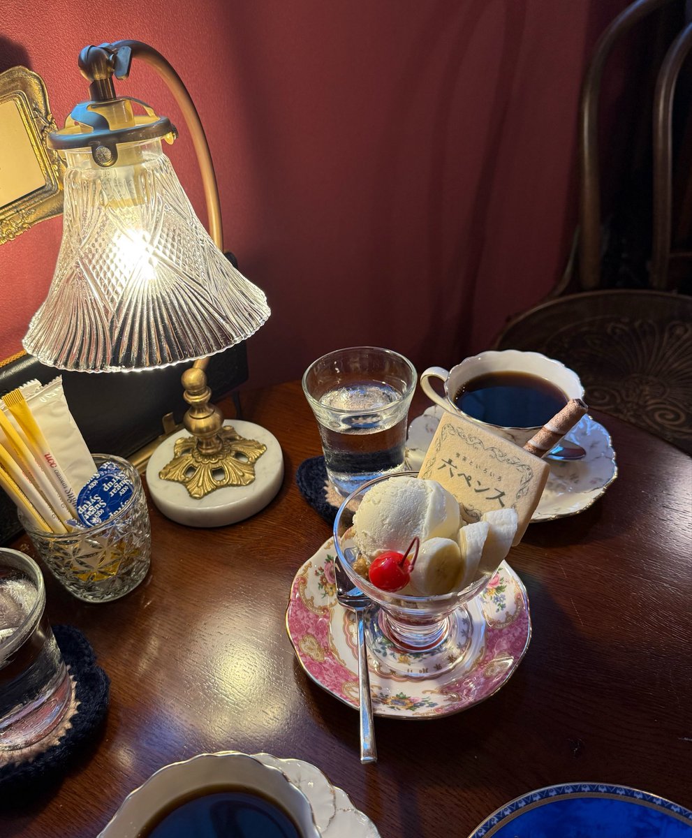 adansoni_almand's tweet photo. んでお気に入りのカフェにも連れてった

おひとり様用で、お喋りしないカフェ。
人の話し声がしない、不思議の国のアリスモチーフの唯一無二な空間で大好きなんす…☕️🐇🕰️🃏 https://t.co/hKC6LPcoc3