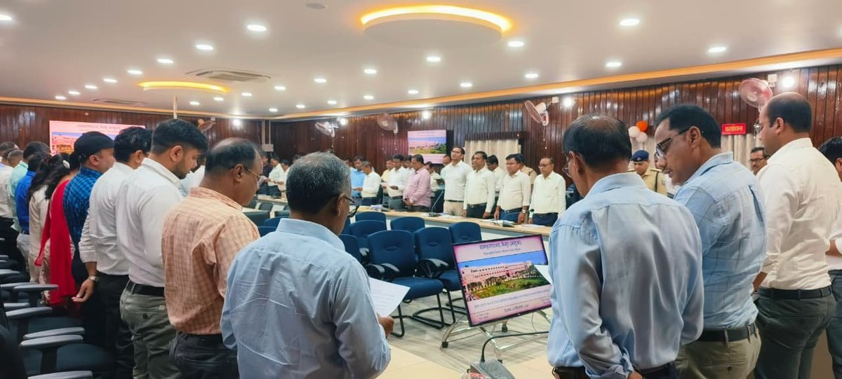 kaimurdm's tweet photo. कैमूर समाहरणालय में जिला पदाधिकारी की अध्यक्षता में 'हिंदी दिवस' समारोह आयोजित।
हिंदी को सांस्कृतिक पहचान बताते हुए सरकारी कामकाज में सरल, सुगम व मानक हिंदी के अधिकाधिक प्रयोग का निर्देश दिया, ताकि आमजन तक लाभ सहजता से पहुंचे।
#kaimur #kaimurdm
@IPRDBihar https://t.co/TrzsIY1JfL