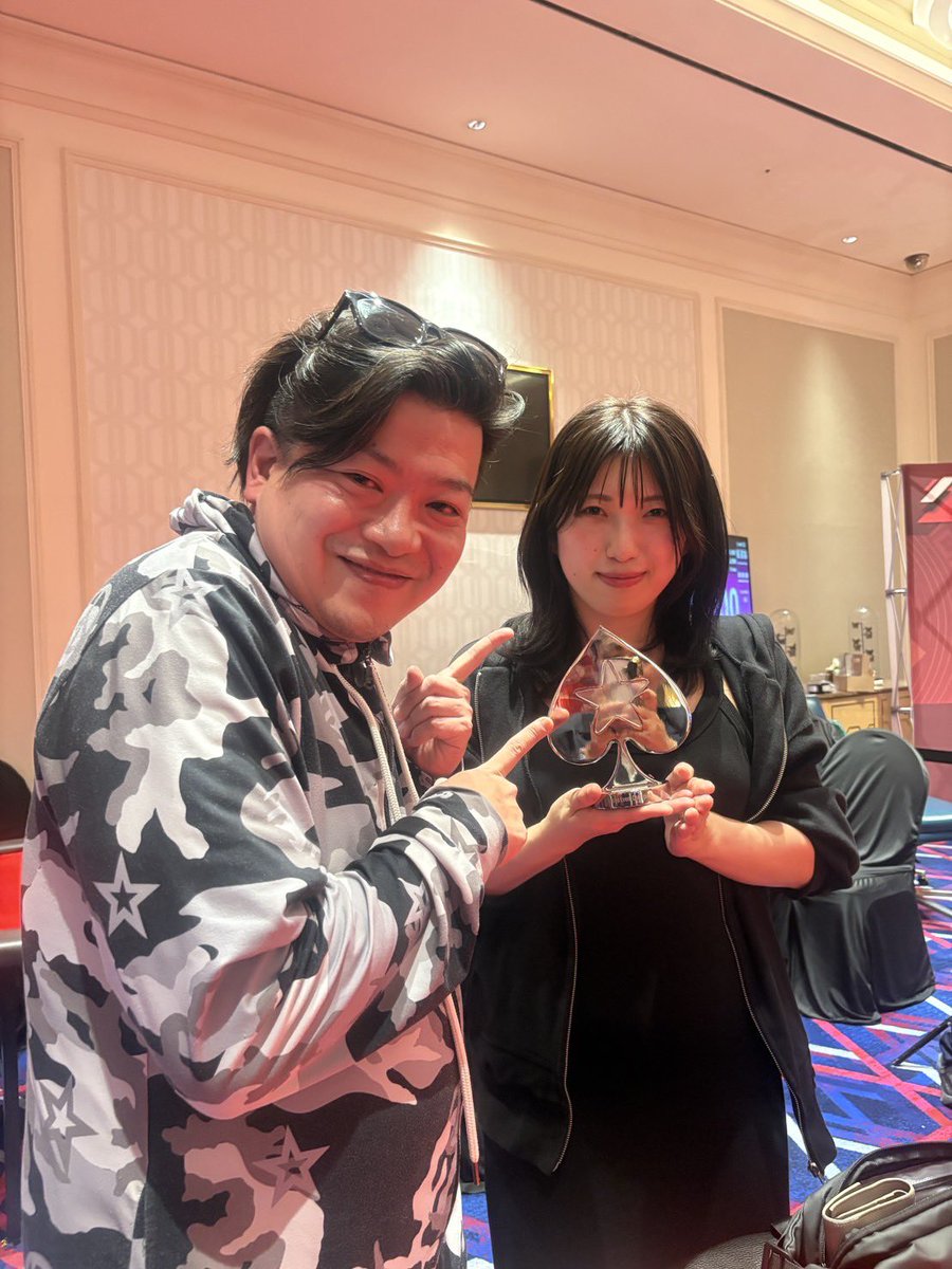 38chico___'s tweet photo. APPT Korea Ladies Event 優勝しました🏆🇰🇷✨

初トロフィーめちゃくちゃ嬉しい😭
セミFTでAK<AA、5BBまで凹んだけど、自分を信じて鼓舞して優勝できてよかった！

お酒を運んできてくれたしんごさんとKさんには感謝しかない🍻笑

応援＆お祝いしてくれた皆さま、同卓の皆さまありがとうございました🌷 https://t.co/LA5JamW92h