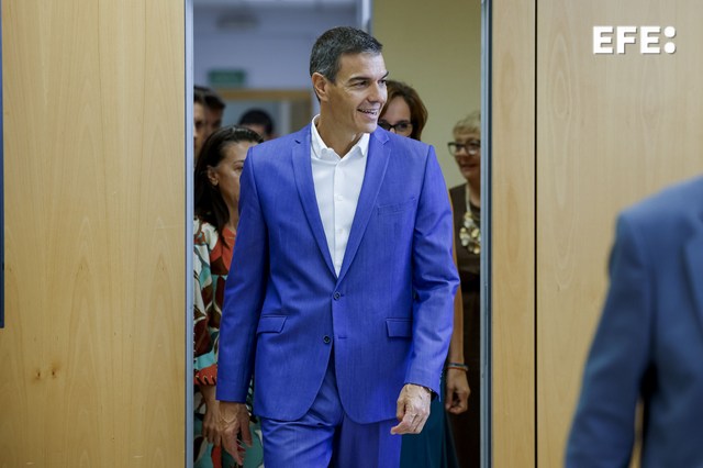 EFEnoticias's tweet photo. Pedro Sánchez avisa de que no aceptará que se debilite o desmantele la sanidad pública.

https://t.co/XvTcM2ZI0N https://t.co/Sp0FuB3SVq