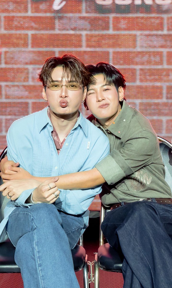 Rui_taaaa's tweet photo. Calm down Singto, Kitkit is yours, no one will take him from you 🫠😭🫴🏻❤️

#คริสสิงโต #สิงโตคริส
#SOTUS10thYearConcert https://t.co/IOv3AvSfDg