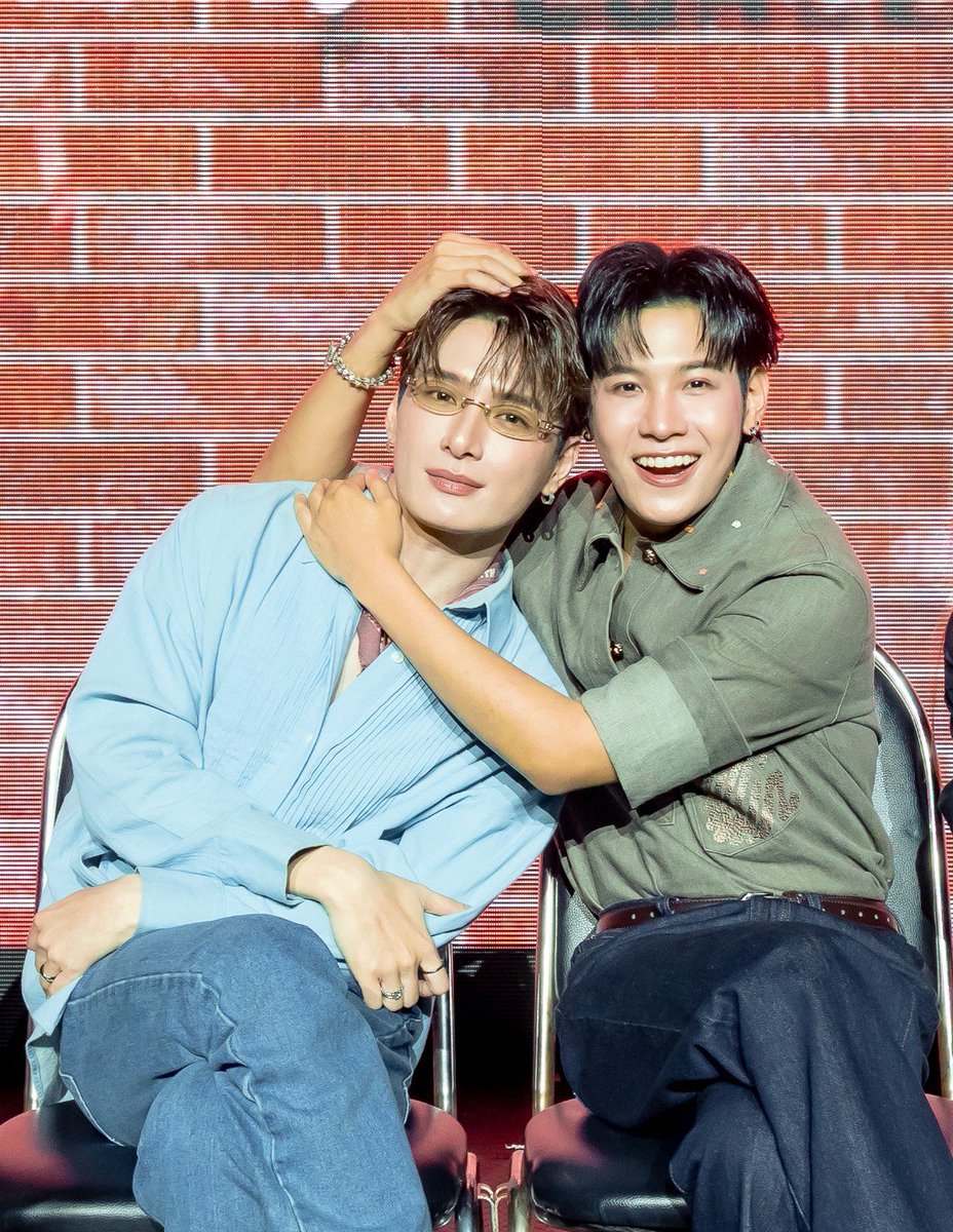 Rui_taaaa's tweet photo. Calm down Singto, Kitkit is yours, no one will take him from you 🫠😭🫴🏻❤️

#คริสสิงโต #สิงโตคริส
#SOTUS10thYearConcert https://t.co/IOv3AvSfDg