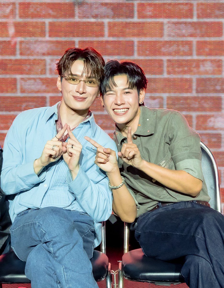 Rui_taaaa's tweet photo. Calm down Singto, Kitkit is yours, no one will take him from you 🫠😭🫴🏻❤️

#คริสสิงโต #สิงโตคริส
#SOTUS10thYearConcert https://t.co/IOv3AvSfDg