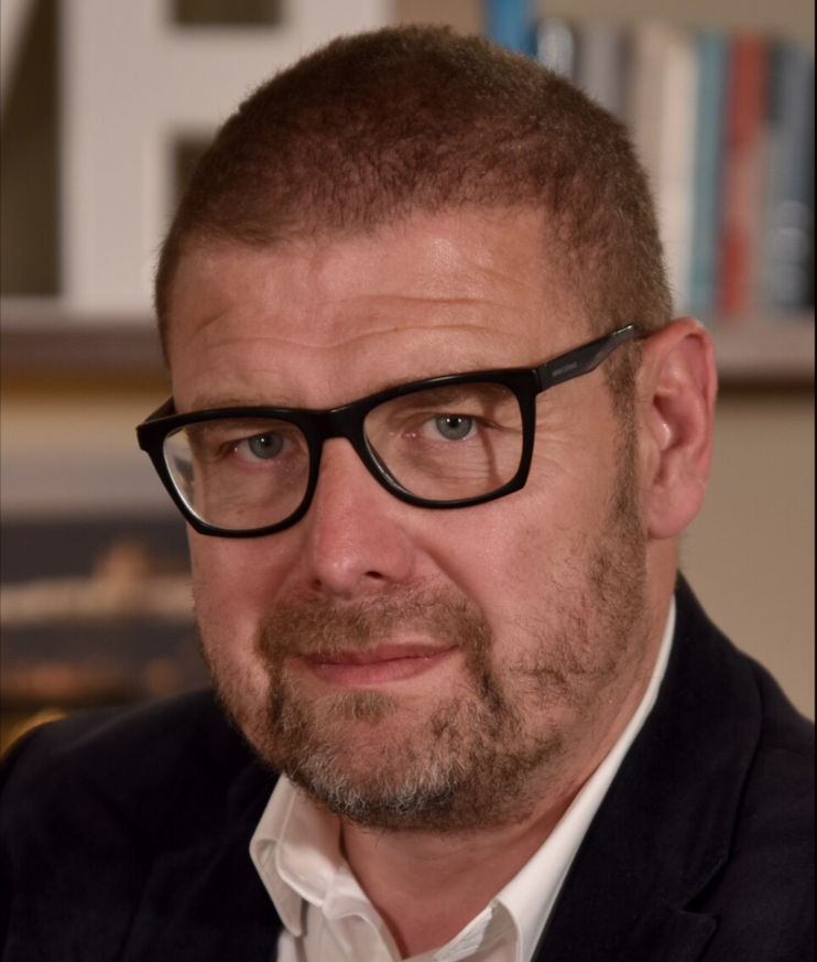 DenikPPaukner's tweet photo. Jak moc lze klesnout? V hlavní roli Šídlo a Seznam Zprávy

Seznam Zprávy byly kdysi kvalitní médium, dokud jej vedl Jiří Kubík a reportáže se mohly politikům příčit, ale kvalitu jim upřít nešlo. Dnes jde o manipulativní bulvár, faktické dno a bez větší nadsázky lze některé počiny Seznam Zpráv označit přímo za účelové dezinformace.

Uvedu dva nezpochybnitelné příklady.

Jindřich Šídlo dnes zesměšňuje sněmovní vyšetřovací komisi ke kauze Dozimetr. Rajchl je prý neschopný a Dozimetr šetří kvůli odměně za členství v komisi. Doprovodná grafika nemůže vynechat porno, jizvy a další s Dozimetrem nesouvisející ponížení nenáviděného poslance.

https://t.co/1s04YGYzwO

S Rajchlem je však v komisi dalších 12 poslanců. Mimo jiné Renáta Vesecká, Pavel Žáček nebo Tomáš Helebrant. Jde o zkušené zákonodárce či osobnosti znalé práce státního zastupitelství.

Je téma k smíchu? Rozhodně není - stačí se podívat na některé zdokumentované výpovědí.

“Já ti říkám, Jirko, žádný strachy, když přijdem do Prahy, můžem krást.”

Tato slova pronáší Michal Redl k Jiřímu Fremrovi, pravé ruce Jiřího Pospíšila. Ten obžalován nebyl, ačkoli s Redlem trávil dovolené, Fremr jakbysmet.

https://t.co/e6FakLl1F2

TOP 09 měla podle odposlechů inkasovat 50 % podíl ze zmanipulovaných zakázek. Strana však také vyšetřovaná není.

https://t.co/P8EfEGD1Oo

"Souhlasím s jejich politikou a znám dobře pana Polčáka. A občas s nimi něco konzultuji. Shání (Polčák, pozn. redakce) nějaké schopné lidi do různých společností… Poněvadž se pohybuji tady ve Zlíně delší dobu, tak v tom jim napomáhám.“

Tato slova pronesl Petr Redl pro Český rozhlas v roce 2017. Pro Stanislava Polčáka vybíral "schopné" lidi do státních firem.

https://t.co/DEEQWHMbkS

Vít Rakušan v tom pokračoval. Vyslal Redla na schůzku s ředitelem České pošty, jakmile bylo jasné, že ovládne resort vnitra. Do čela nejutajenější rozvědky ÚZSI vyslal Petra Mlejnka, který se s Redlem pravidelně setkával. Rakušan o všem věděl, jak přiznal České televizi.

Sabina Slonková, jen těžko označitelná za dezinformátorku, následně odhalila i únik z vyšetřovacího týmu, díky němuž Rakušan o zásahu policie věděl měsíce předem. Věc se nevyšetřuje na straně policie, ale ani na straně Rakušana.

https://t.co/QuTDUpiZof

Financování politických stran TOP 09 a STAN z organizovaného zločinu? Obvinění i svědci systém několikrát popsali, věc se nevyšetřuje.

Je tedy komise opravdu k smíchu? Je postup Vrchního státního zastupitelství v Praze v pořádku? Je to ostatně jen a pouze státní zastupitelství, které může rozhodnout o poskytnutí či neposkytnutí podkladů. Žalobci se rozhodli neposkytnout jediný papír.

Pokud by se zjistilo, že v kauze Dozimetr účelově přehlíželi trestnou činnost popsanou ve výpovědích svědků, padaly by hlavy na nejvyšších místech.

Ha, ha, ha, směje se Jindřich Šídlo a připravuje další podcast s Janem Dobrovským, největším sponzorem hnutí STAN. Pojďme se všichni pořádně zasmát, jak je Rajchl neschopný.

Padni, komu padni? Nezávislá a objektivní žurnalistika? Jakékoli další obranné manévry proti útokům Andreje Babiše na Seznam Zprávy nebudou fungovat. Viníkem je vedení Seznam Zpráv, nikdo jiný.

Kdyby výše uvedené nestačilo, mám tu druhý příklad.

Nedávno na Novinkách vyšel článek o plánovaném převratu v Černé hoře, který měli plánovat Rusové. Součástí celého komplotu bylo usmrcení proevropského a proaliančního politika Mila Djukanoviče.

https://t.co/sEzauWWZWf?

"V podivném převratu hráli roli Rusové, uniformy se našly v Srbsku"

Z textu by se skoro zdálo, jako by Rusové převrat a usmrcení Djukanoviče také plánovali.

Střih, klapka, přesouváme se do let 2018 a 2019. Denník N vydává rozsáhlou reportáž o tom, že převrat ve skutečnosti plánoval marketér Zuzany Čaputové (!!!). Světe, div se, totožný marketér měl zajišťovat i kampaň Petra Pavla.

Denník N 1 - https://t.co/7CX4HpRElP

Denník N 2 - https://t.co/xDQX7xwLtE

Jde o Arona Shaviva, izraelského podnikatele, který podle reportáží Denníku N (!!!) do Černé hory dovážel zbraně, pronajal konspirační byty a celou akci logisticky řídil. Společníkem v jeho firmě byl John Assad, bývalý vysoký důstojník CIA se zkušenostmi z Balkánu a Blízkého východu.

Aron Shaviv byl obžalován a USA jej do Černé hory odmítly vydat. Jen díky tomu je zřejmě dnes i na svobodě. Na Shavivově výplatní pásce byli Michal Repa a Martin Burgr.

https://t.co/jKicWKsCD5

Oba se podíleli na kampani Zuzany Čaputové, Petra Pavla, ale i Víta Rakušana (ach, ty náhody) v roce 2025.

https://t.co/o7fRxUdljc

Aron Shaviv svůj podíl na Pavlově kampani zmiňuje na vlastních webových stránkách vedle "úspěchů" ve volbách v Kambodži, Kongu, Bangladéši nebo v zemích afrického Sahelu - samé výkvěty demokracie.

Odkaz na webový archiv https://t.co/CSuhB5mMZV - https://t.co/0ifTNX8gWm

Ale ne, Shaviv neexistuje, Repa s Burgrem dnes provozují "hodnotový" marketing a za vše mohou Rusové a Srbové. Jen škoda, jsou tehdejší články Denníku N a dalších balkánských zdrojů archivované.

Už vidím, jak by mne ředitel Deníku N znovu označil za konspirátora a šmejda.

https://t.co/yXFyWFv1dm

Pojďme se tedy s Jindrou Šídlem zasmát, jak je Rajchl neschopný a v souvislosti se můžeme zasmát i celému Dozimetru - hodíme tam porno, to lidi baví. Kdyby to nestačilo, lze si vzpomenout, jak se Rusové a Srbové rozhodli bez jakékoli účasti "hodnotových" marketérů zabít proevropského politika. Akorát, že vůbec.

Píší to ale Seznam Zprávy, renomované médium, šířící "pravdu a lásku", tak to musí být kvalitní informace, nebo snad ne?

Kvalitu bylo na Seznamu možné naposledy hledat tak před 3 až 4 lety. Dnes jde o nejhlubší dno novinářské práce v čele s Jindřichem Šídlem, Jiřím Nádobou a Marií Bastlovou. Zůstává jen osamělý Martin Čaban, jehož erudované analýzy vyčnívají jako zdravý strom uprostřed kůrovcem napadeného lesa.

Je to škoda, ale Seznam Zprávy se společně s Novinkami každým dnem propadají hlouběji a hlouběji do bažiny angažovaného PR plátku, podobně jako Deník N. Kdo by snad nevěřil, může si dva uvedené texty otevřít a kontext si nezávislé ověřit skrze dobové zdroje.

Počítejte však s tím, že se vám při ověřování informací udělá z "nezávislé a objektivní" práce Seznam Zpráv značně nevolno.

Šalom.

Foto Šídlo: Wiki
Foto Pavel: Wik
Foto Rakušan: Wiki