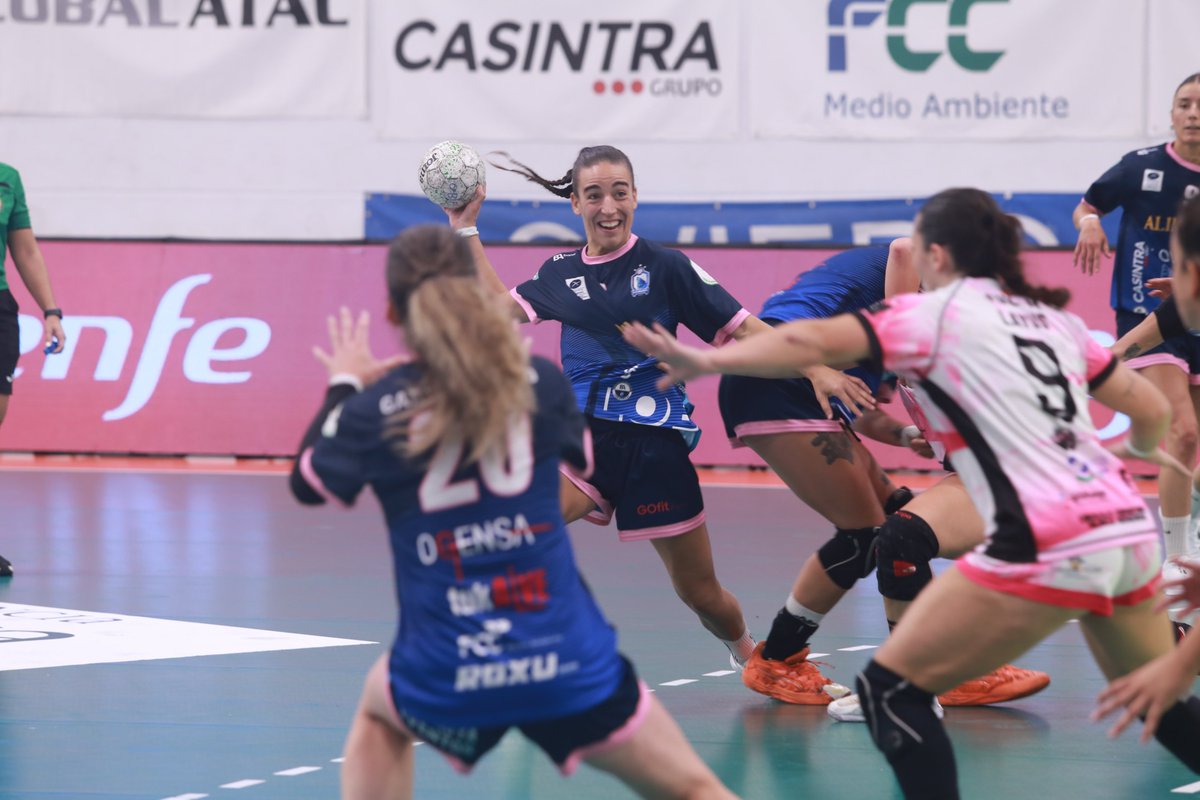 IberdrolaDHF's tweet photo. 📸✨ Y para terminar... ¡Las imágenes del #PartidoEstrella!
🔥 Gran duelo de ascendidas en el que las locales se llevaron el partido
🆚 @LobasOviedoBF 2️⃣1️⃣ - 1️⃣8️⃣ @BMPozueloCva
📸 @LobasOviedoBF
#️⃣ #Balonmano #SheLovesHandball https://t.co/ZpDZdudRRR