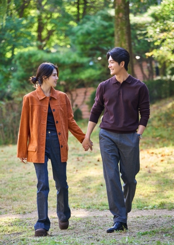 Kstyle_news's tweet photo. カン・テオ、ハン・ソヒの夫役で登場！
映画「インターン」に特別出演✨

▼手つなぎショットも
https://t.co/W7fy3OBASJ https://t.co/3T79ptS90q