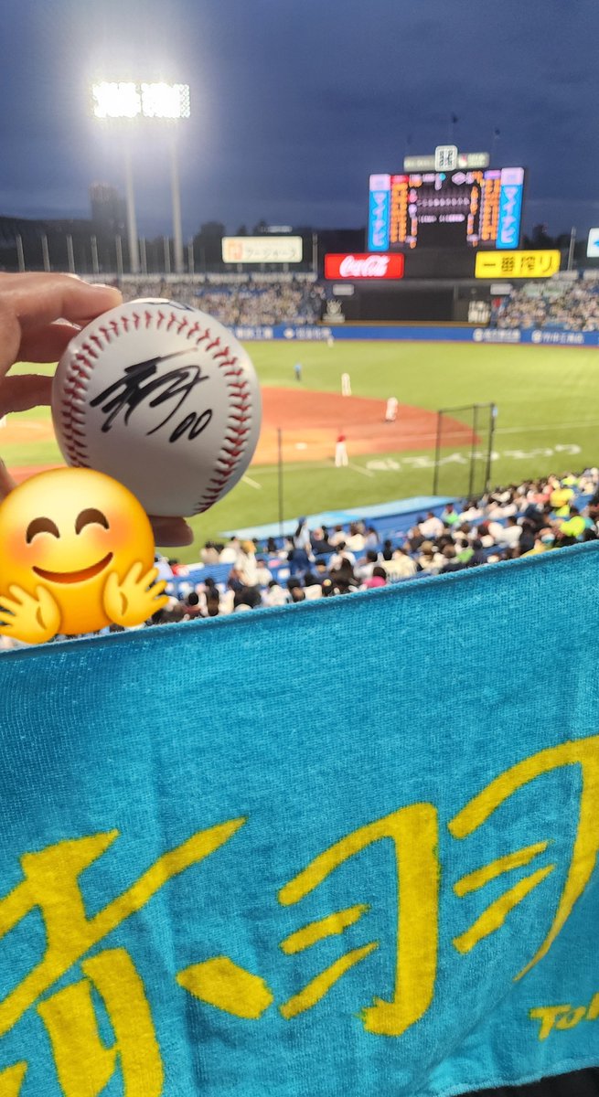 piimaru_55's tweet photo. タオル掲げてめっちゃ叫んだらこっちむかって投げてくれたー！！！
嬉しすぎる😳ありがとう😆✨

#swallows
#赤羽由紘 https://t.co/9xemLzmTx3