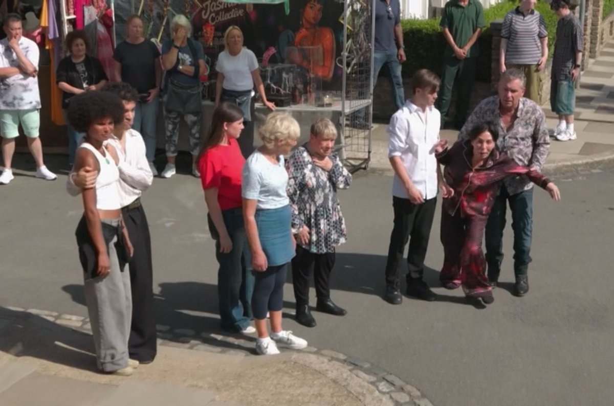wizardofozxx's tweet photo. i’ve just bawled my eyes out at today’s eastenders. we all hate that they’ve killed off zoe but oh my gosh the ACTING today just completely blew me away. i love that every single character got a moment to talk about their grief. jessie wallace in particular wow👏 https://t.co/GqSdiRhomC