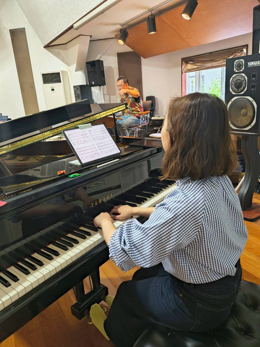 kayo_kinokai's tweet photo. 演奏会まであと3週間ほどになりました！華容としても初めての合宿を行い、2日間充実した時間を過ごすことができました🎉
藤井先生、ピアニスト岩本果子さん、ヴォイストレーナー牧野淳子さん、勢ぞろいで贅沢な時間を過ごしました！先生曰く「なんだか女子大の合宿みたいだな」→「かつて」ですね！ https://t.co/kQjQJSd2kp