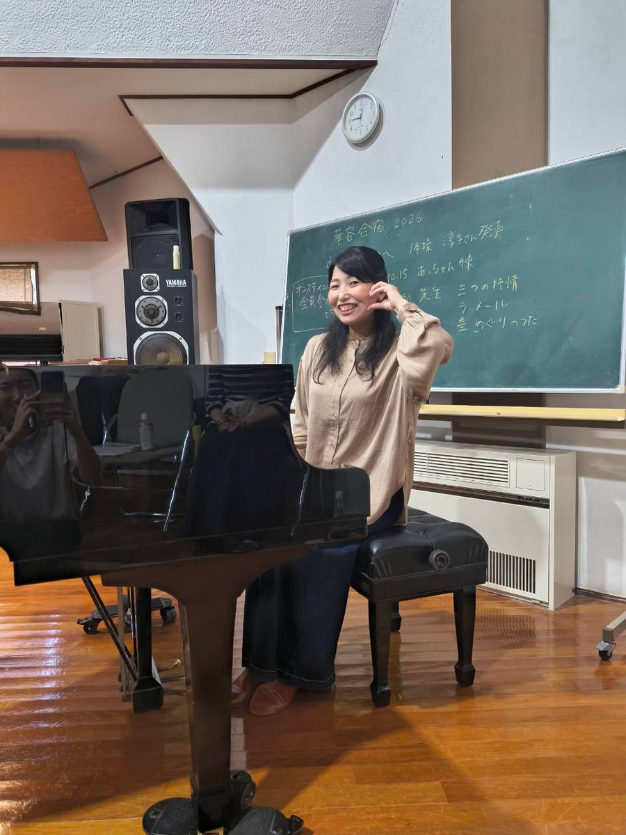 kayo_kinokai's tweet photo. 演奏会まであと3週間ほどになりました！華容としても初めての合宿を行い、2日間充実した時間を過ごすことができました🎉
藤井先生、ピアニスト岩本果子さん、ヴォイストレーナー牧野淳子さん、勢ぞろいで贅沢な時間を過ごしました！先生曰く「なんだか女子大の合宿みたいだな」→「かつて」ですね！ https://t.co/kQjQJSd2kp
