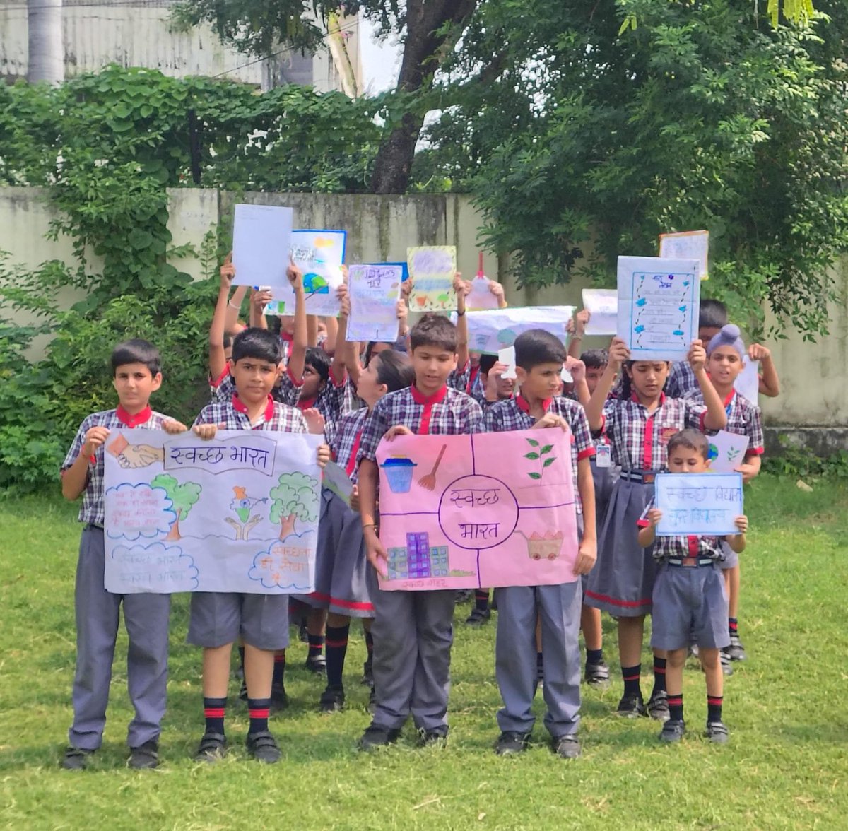 Kv1Jammu's tweet photo. pmshrikvno1jammu 🧹🌿 स्वच्छता पखवाड़े के अंतर्गत जागरूकता रैली 🌿🧹"

छात्रों ने स्वच्छता पखवाड़े के तहत एक जागरूकता रैली निकाली, जिसमें "स्वच्छ विद्यालय-सुंदर विद्यालय" का संदेश देकर स्वच्छता अपनाने के लिए प्रेरित किया।

#swachatapakhwada
#kvssangathan #kvsrojammu #kvs https://t.co/QXDMVXosfT