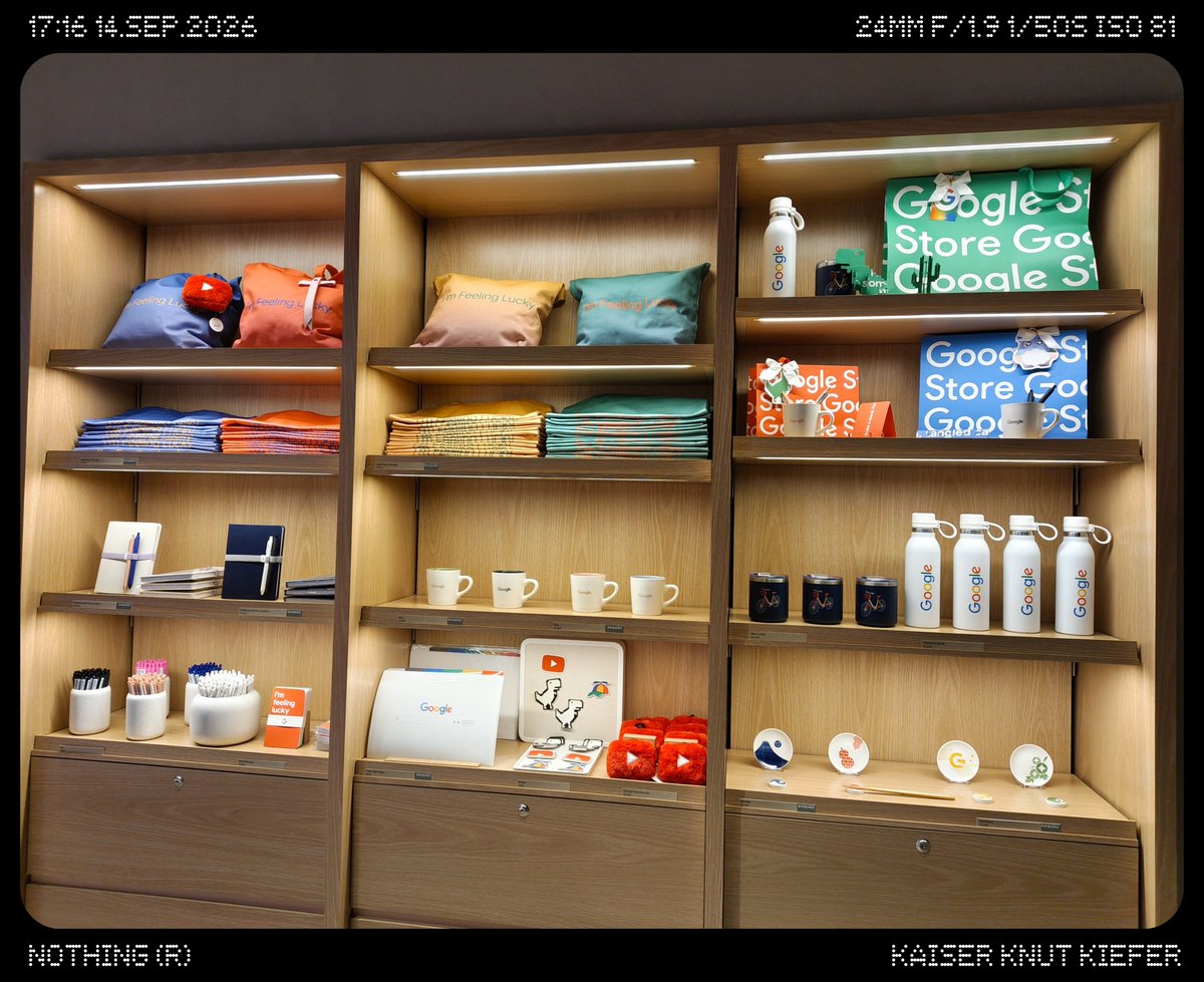 kaisertateii's tweet photo. と、いうわけで、Google Store 表参道に行っておりました。
流石にもう、かなり閑散としてて、客より店員が多かったですね。
1階に出来てたグッズ売り場は消えてて、2階では「表参道限定」の掲示が商品名の横に追加されていました。
#GoogleStore表参道
#GoogleStoreOmotesando https://t.co/4IVQMOeBZY