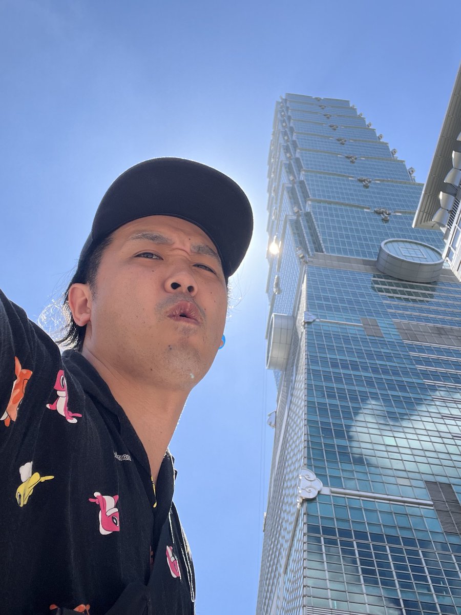 SADAHARUTV's tweet photo. 最終日、台南から台北に移動してほんとに少しだけど観光させて貰えました！
台湾で買ったデザインが最高すぎるライター没収されちゃうとのことで貧乏中年チームに託しました…もうすぐ日本に帰る…旅の終わりを告げる

台湾でお世話になった皆様本当にありがとうございました！ https://t.co/ahLzp3dR3v