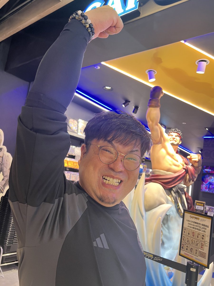 SADAHARUTV's tweet photo. 最終日、台南から台北に移動してほんとに少しだけど観光させて貰えました！
台湾で買ったデザインが最高すぎるライター没収されちゃうとのことで貧乏中年チームに託しました…もうすぐ日本に帰る…旅の終わりを告げる

台湾でお世話になった皆様本当にありがとうございました！ https://t.co/ahLzp3dR3v