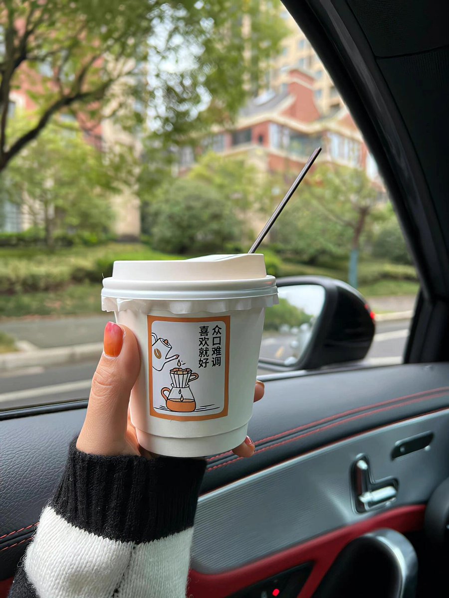 Carafly's tweet photo. A stranger left a warm iced coffee on my car window when I locked my keys inside on a 35℃ day. Restores all faith in small kindnesses ， https://t.co/gqHOCmwRfB