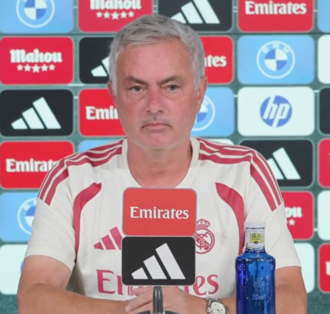 MedjiRomarick's tweet photo. 🗣️ José Mourinho : « Nous devons être prêts pour l’autre scénario, où l’adversaire parvient à entrer dans notre moitié de terrain.

Nous ne pouvons pas l’accepter passivement et rester en bloc bas, en disant « Eh bien, nous sommes rapides en contre, donc c’est bon de rester en bloc bas ».

Non, nous devons récupérer le ballon, que ce soit plus haut sur le terrain ou dans notre moitié. »