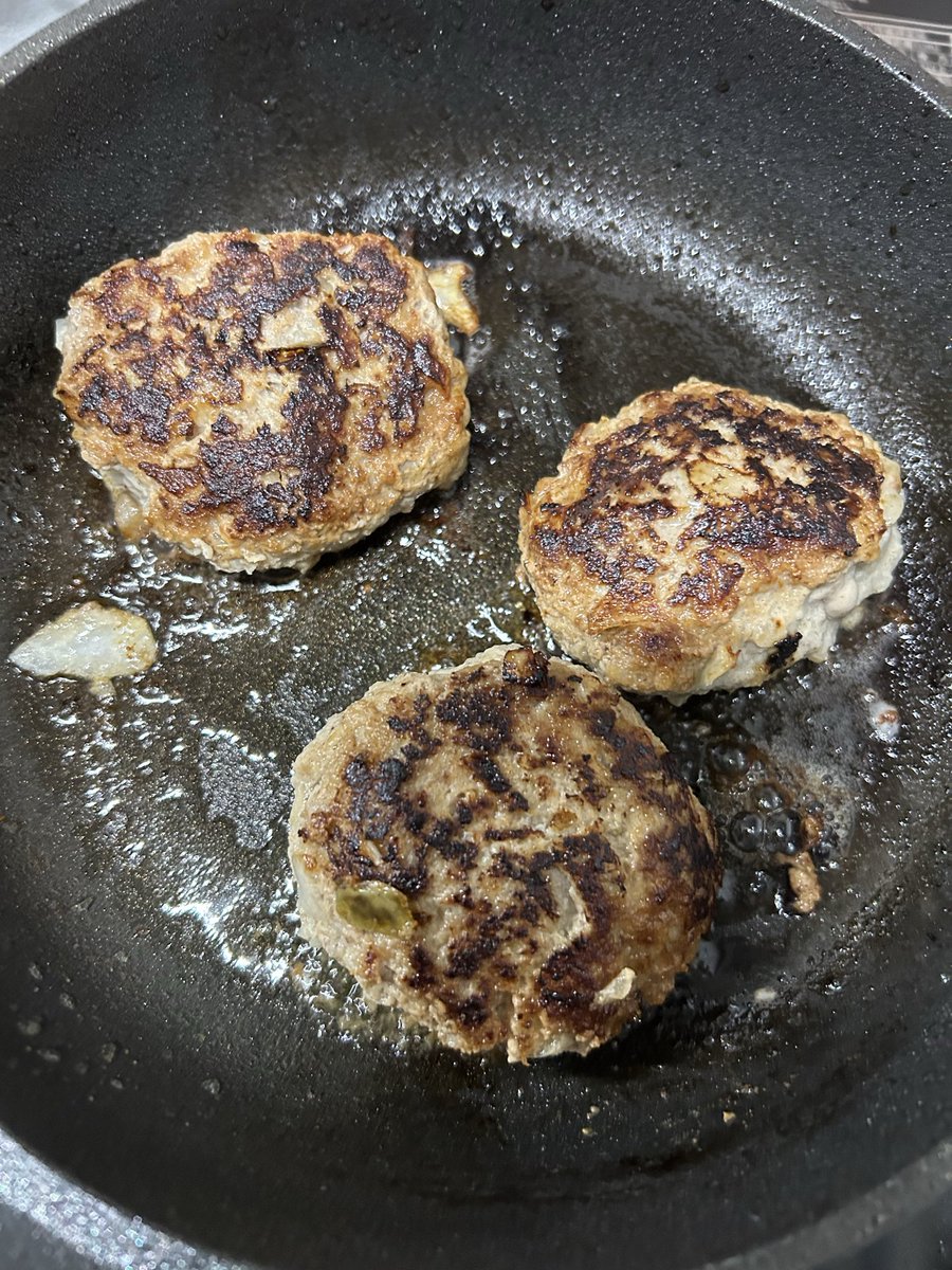 fellow_yellow_0's tweet photo. 今夜はハンバーグと油揚げの納豆包み焼き（納豆、溶き卵、刻みネギ） https://t.co/NjZJePhdMZ