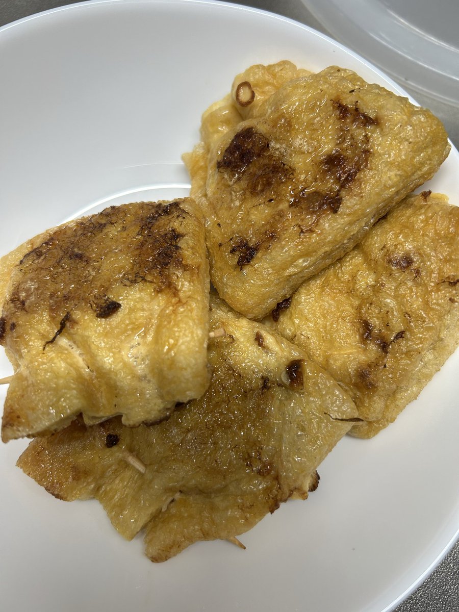fellow_yellow_0's tweet photo. 今夜はハンバーグと油揚げの納豆包み焼き（納豆、溶き卵、刻みネギ） https://t.co/NjZJePhdMZ