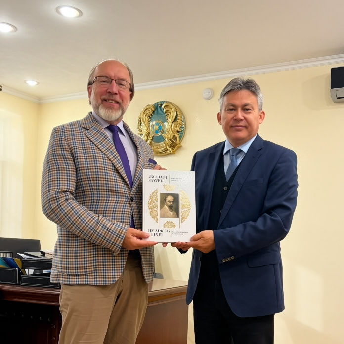 T_Barlybayev's tweet photo. м.Київ, 14 вересня 2026 р. Зустрівся з Головою Торгово-Промислової палати Геннадієм Чижиковим та вручив йому видану Посольством книгу «Щедрість серця» про творчість Шевченка в Казахстані. https://t.co/ED8tghjgNW