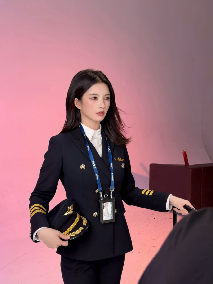 xsiening's tweet photo. https://t.co/m01WTiJ7h4
The captain has arrived, and somehow, all eyes follow. 👩‍✈️✈️ https://t.co/8Jmh7Sg8YD