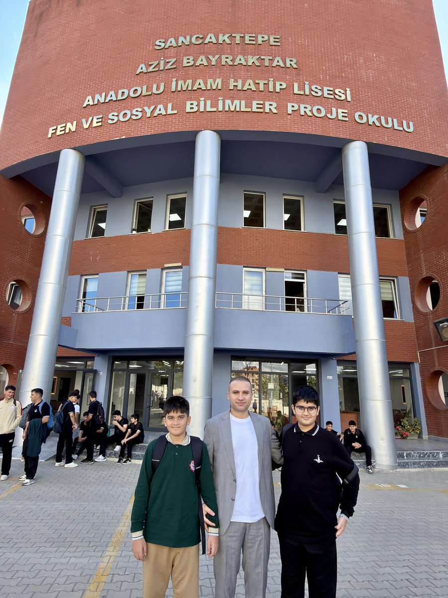 hamdullaharvas's tweet photo. 📚 Yeni eğitim-öğretim yılının; öğrencilerimize başarı, öğretmenlerimize kolaylık, ailelerimize mutluluk getirmesini diliyorum.

Geleceğimizin teminatı evlatlarımız için hayırlı ve başarılı bir eğitim yılı olsun. 🇹🇷

#OkullarAçılıyor #okullaraçıldı 
 #ilkdersimizkardeşlik https://t.co/Uw7HSBDAQ9
