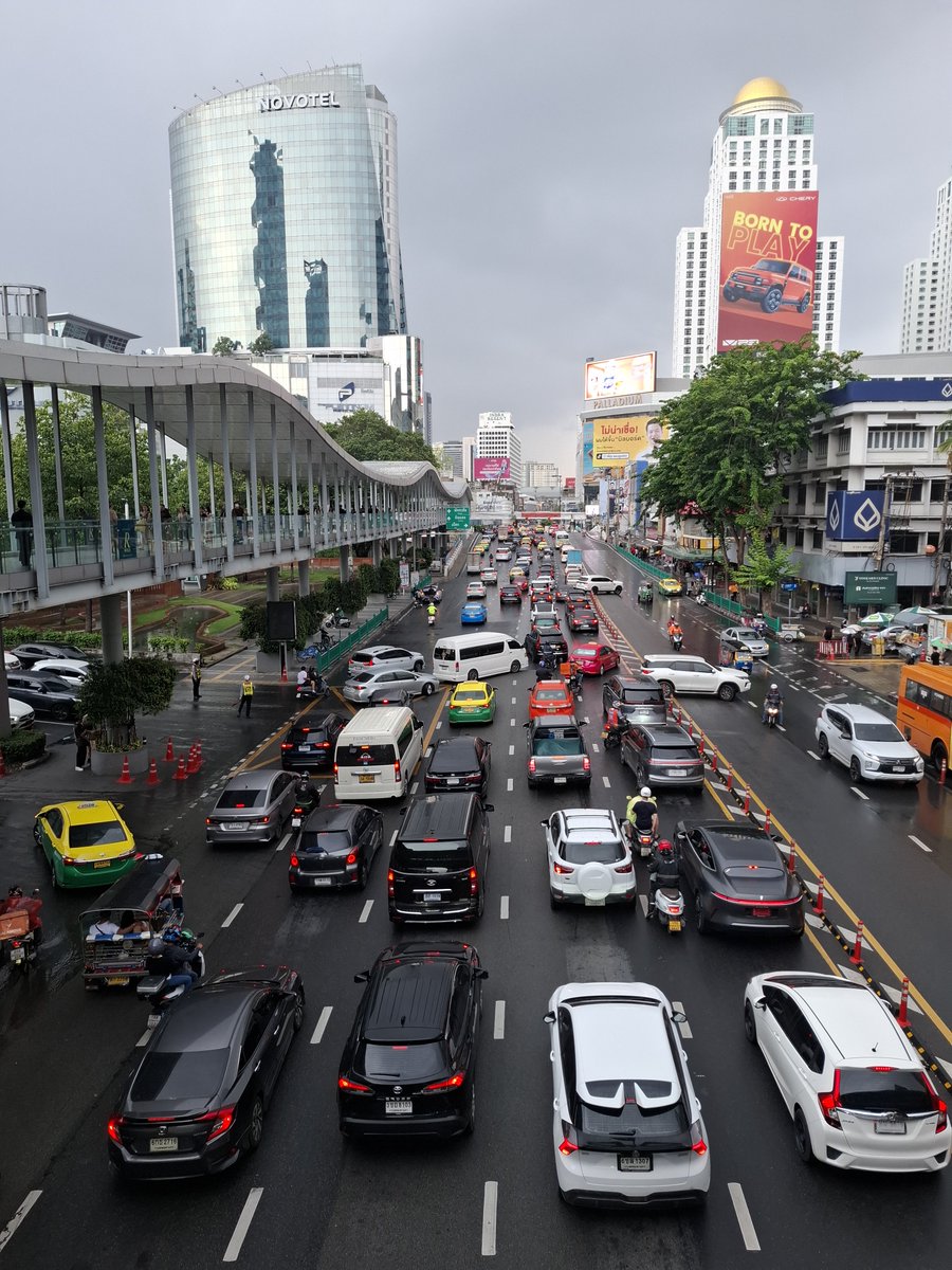 SAILANDJASTIP's tweet photo. Macet + hujan... 😵‍💫 https://t.co/7hjo5ggc28