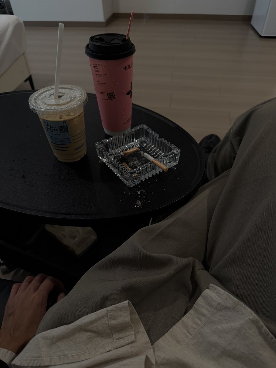Dawyzll's tweet photo. 成都你真对我挺差了，来了几天下了几天雨，衣服都干不了。
想随便找人喝点酒，结果大多数都是酒托。#手控 https://t.co/Ql7J3Ant1R