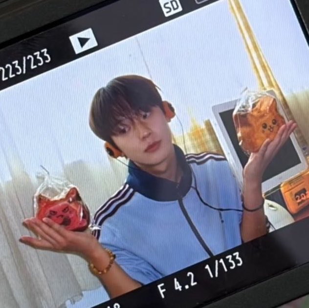 hanaohsuf's tweet photo. 들고있는것도 너무 귀엽다ㅠ
하나는 피카츄인가..?? https://t.co/mFBf9bQ5Ny