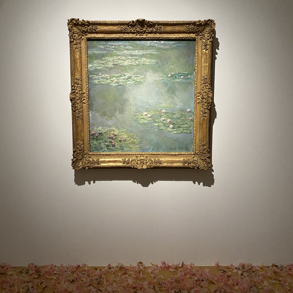 kiitospiano's tweet photo. 休日は箱根のポーラ美術館へモネを観に。
館内にはジョンケージの本も展示してありました🎼📚 https://t.co/GwJwY38NmI