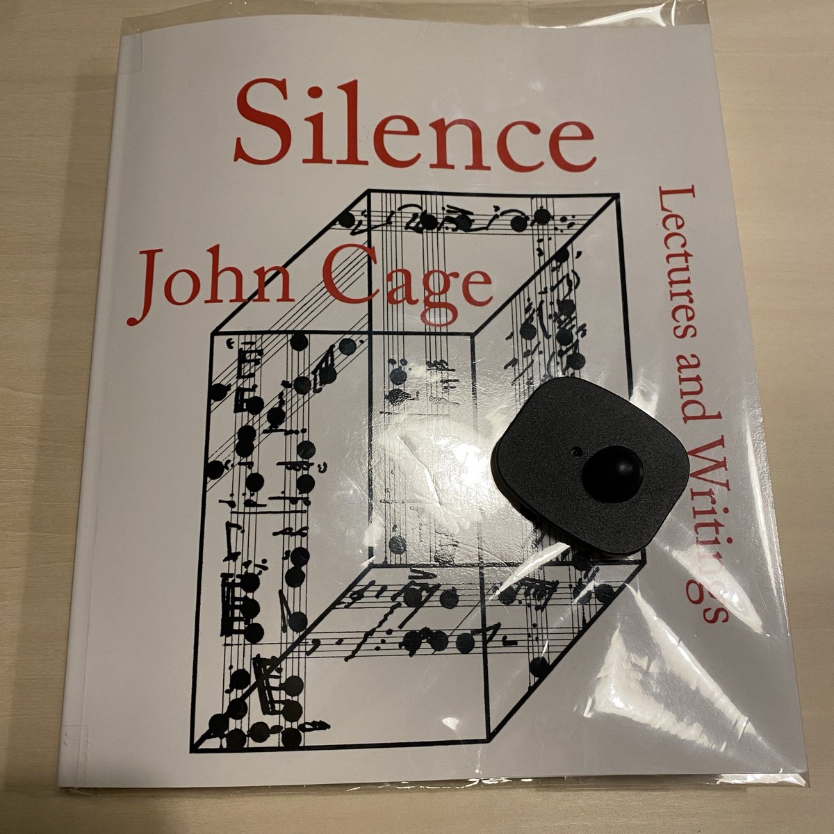 kiitospiano's tweet photo. 休日は箱根のポーラ美術館へモネを観に。
館内にはジョンケージの本も展示してありました🎼📚 https://t.co/GwJwY38NmI