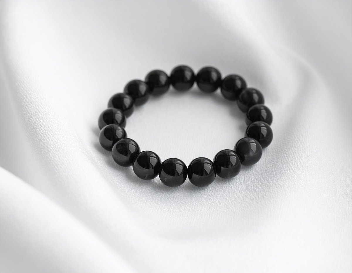 mikitanstore's tweet photo. 漆黒の色合いが印象的なブラックトルマリン。

光沢のある黒に、石らしい細かな筋や自然な表情が残ります。
シンプルで合わせやすく、モノトーンの服にもなじみやすい天然石です。

#天然石 #ブラックトルマリン https://t.co/lgzDvMvnOT