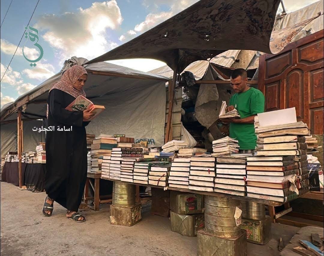 ariyadent's tweet photo. Dari reruntuhan... 
Nevin Al-Gharabli menyelamatkan buku-buku untuk melindungi apa yang tersisa dari pengetahuan di Gaza. https://t.co/cuW9otn7lh