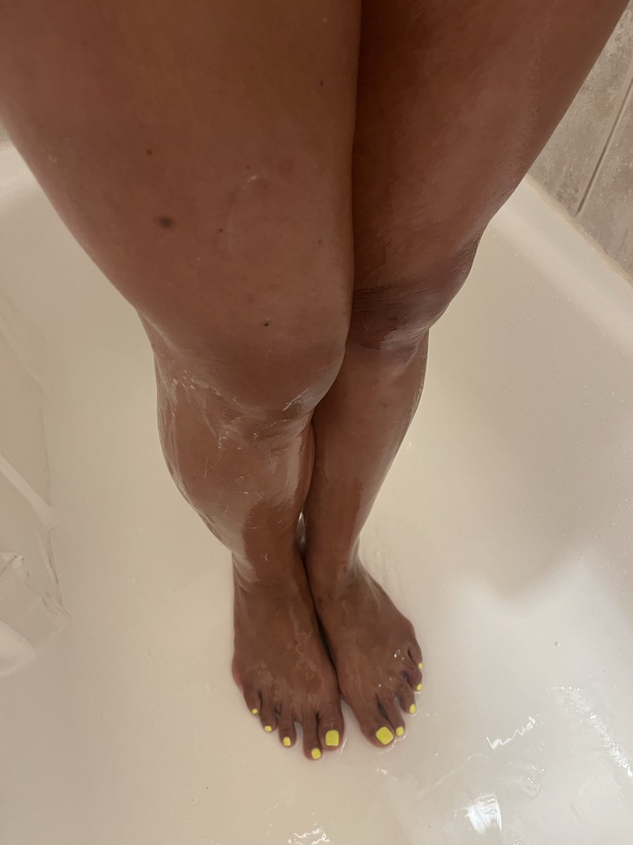 Goddess_SC_'s tweet photo. Look at my perfect tanned legs and feet, I bet you want to join me in the shower loser! #footgoddess #showerfeet #canadianfootfetish #footsub https://t.co/l8pcXf0Zxx